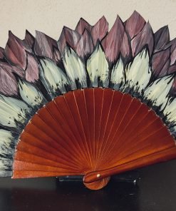 Abanico pintado a mano Cada pétalo una ilusión.